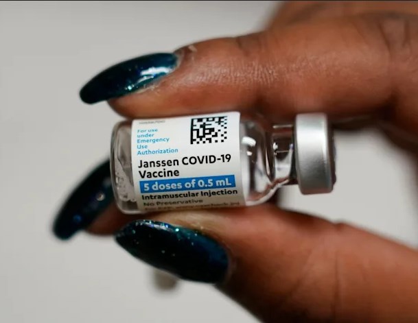 Прекращение введения вакцины J&J COVID-19 в США будет продолжаться до тех пор, пока не появятся дополнительные данные о редких нарушениях свертываемости крови